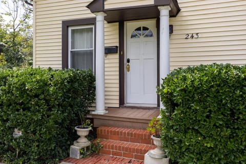 Cheerful 3 Bedroom Home, Walk To Uvastadium House in Charlottesville