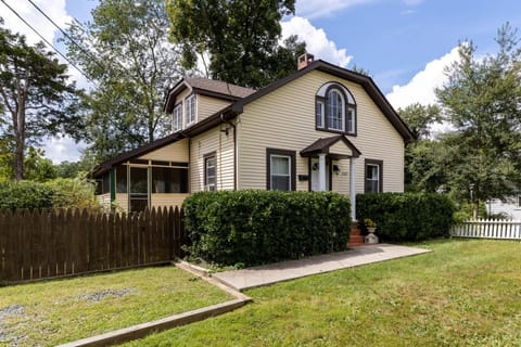 Cheerful 3 Bedroom Home, Walk To Uvastadium House in Charlottesville