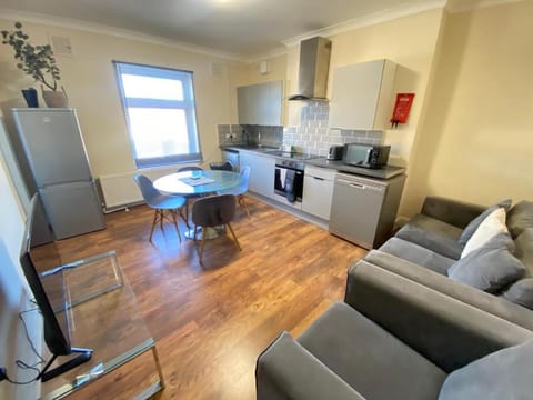 Evo C - 2 Bed Apartment 2 Min Walk to Station - longer stays available Apartment in Gravesend