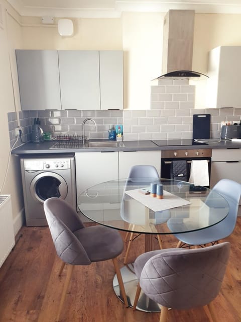 Evo C - 2 Bed Apartment 2 Min Walk to Station - longer stays available Apartment in Gravesend