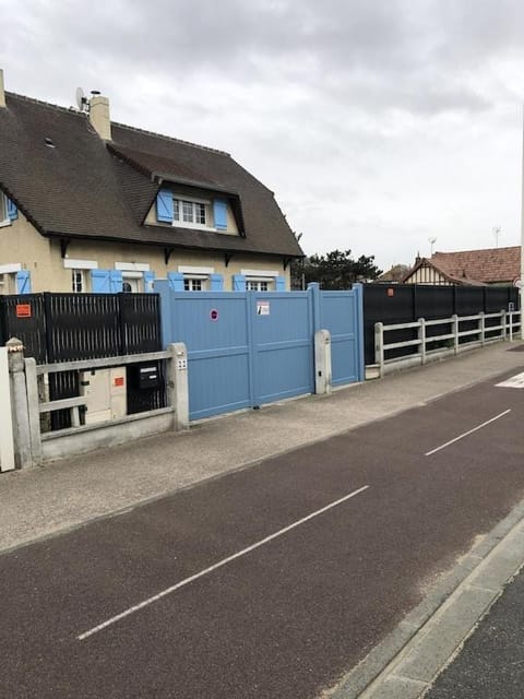 Les Volets Bleus-Charmante maison entièrement équipée face à la mer pour 2 à 6 personnes House in Bernières-sur-Mer