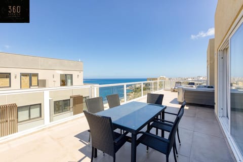 Luxurious Sea front Penthouse with private HOT TUB by 360 Estates Apartamento in Saint Paul's Bay