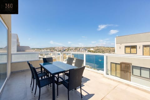 Luxurious Sea front Penthouse with private HOT TUB by 360 Estates Appartement in Saint Paul's Bay