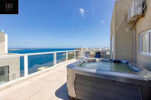 Luxurious Sea front Penthouse with private HOT TUB by 360 Estates Apartamento in Saint Paul's Bay