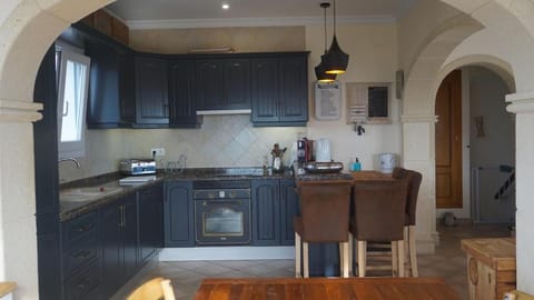 Kitchen or kitchenette, Dining area, dishwasher, minibar, pet friendly, stove