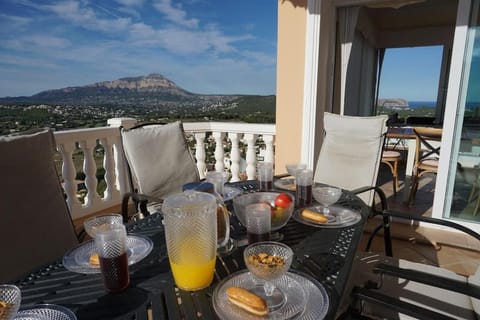 Patio, Natural landscape, View (from property/room), Balcony/Terrace, Seating area, Dining area, Mountain view