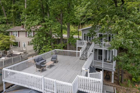 Cozy Cottage On The Lake With Large Deck! House in Lake Lure