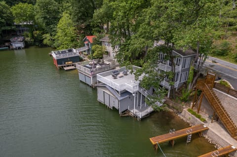 Cozy Cottage On The Lake With Large Deck! House in Lake Lure