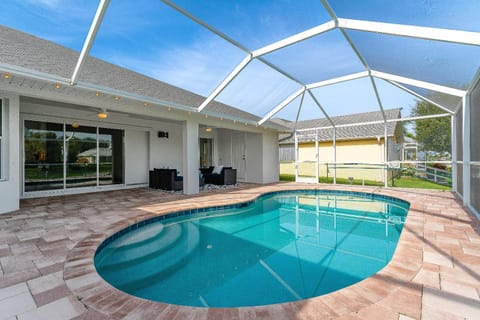 Gulf Access, Pool, Ping Pong & pool table, boat dock, sleeps 8-Cape Coral Seashells House in Cape Coral