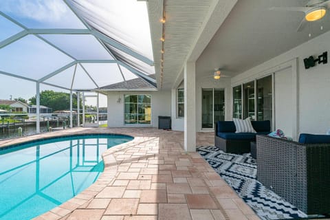 Gulf Access, Pool, Ping Pong & pool table, boat dock, sleeps 8-Cape Coral Seashells Maison in Cape Coral