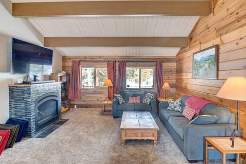 Lakefront Rocky Mountain Cabin with Wraparound Deck Casa in Columbine Lake