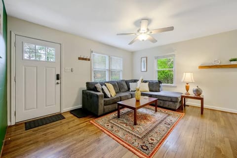 Cozy 3 Bedroom Cottage with Huge Fenced-In Yard House in Raleigh