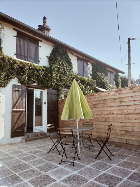 A deux pas de Cabourg ,avec une belle vue sur la campagne normande.A grangues House in Normandy