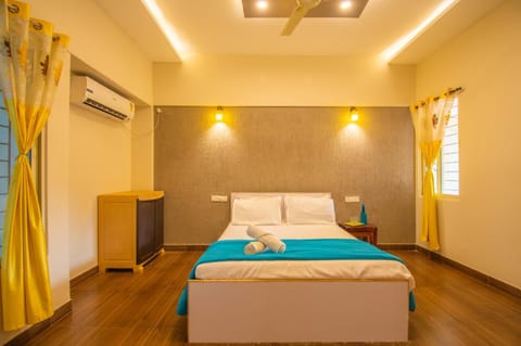 Bed, Photo of the whole room, Bedroom, air conditioner