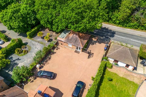 Entire Large Detached Bungalow The Star of Hatfield House in Hatfield