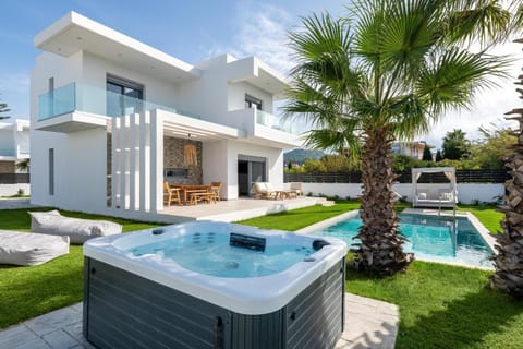 Property building, Patio, Day, Natural landscape, Garden, Hot Tub, Garden view, Pool view, Swimming pool, sunbed