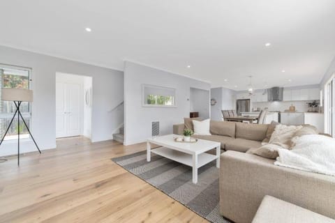 Living room, Photo of the whole room, Seating area