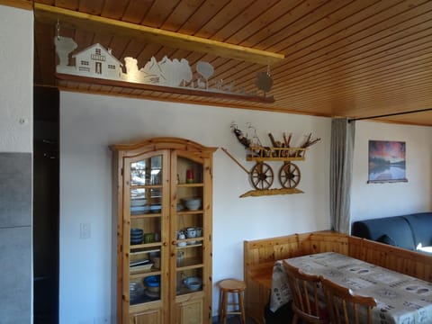 Photo of the whole room, Dining area