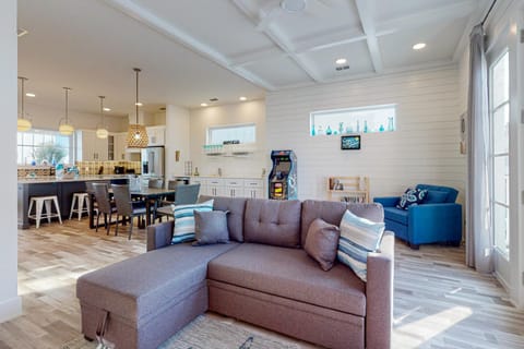 Stunning, new beach house with private heated pool, golf cart and Star Wars arcade game! House in Port Aransas