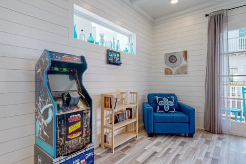 Stunning, new beach house with private heated pool, golf cart and Star Wars arcade game! House in Port Aransas