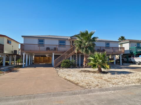 AI611-A Newly Re-Modeled Duplex, Room for Boat, Close to Community Pool and Dog Park House in Port Aransas