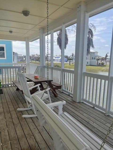 MR150 Beautiful and Spacious Home with Heated Private Pool, Boardwalk and Golf Cart Included House in Port Aransas