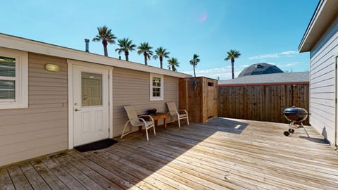 CA419 Quaint Cottage, Walking Distance to Shops and Restaurants, Private Porch House in Port Aransas