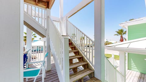 FD191 Spacious Home, 2 Shared Pools, Boardwalk, 3rd Level Eagle's Nest and Golf Cart House House in Port Aransas