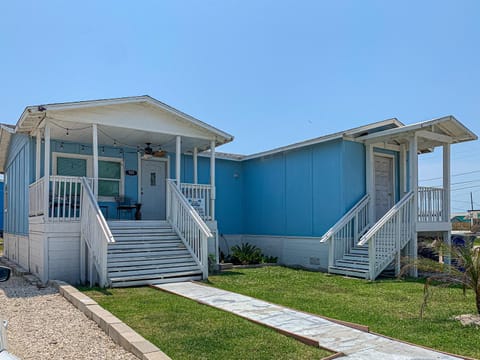 NSH921 Charming Home with a Private Pool, Pet Friendly, In Town Close to the Beach House in Port Aransas