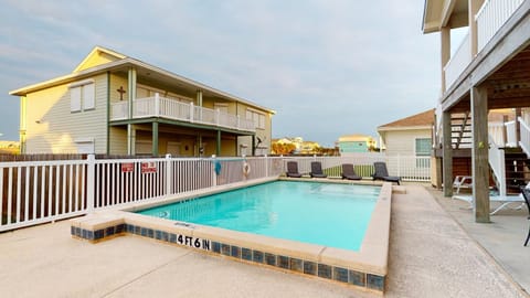 GW625 Luxury Island Beach House, Private Pool and Golf Cart Included House in Port Aransas