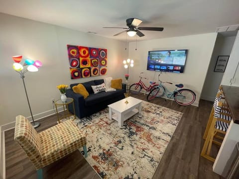 Modern ~ Comfortable ~ Downtown, Queen beds, Bikes Condominio in Greenville