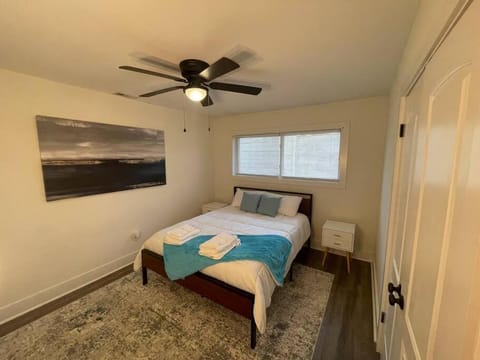 Modern ~ Comfortable ~ Downtown, Queen beds, Bikes Condo in Greenville