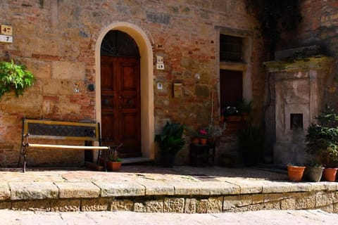 casa vacanze e brevi periodi alla porta etrusca la panchina al sole Appartamento in Volterra (capolinea)
