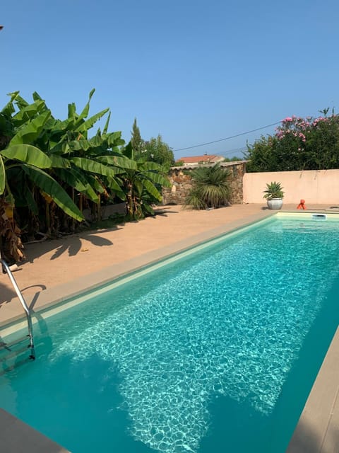 Day, Natural landscape, Pool view, Swimming pool, sunbed