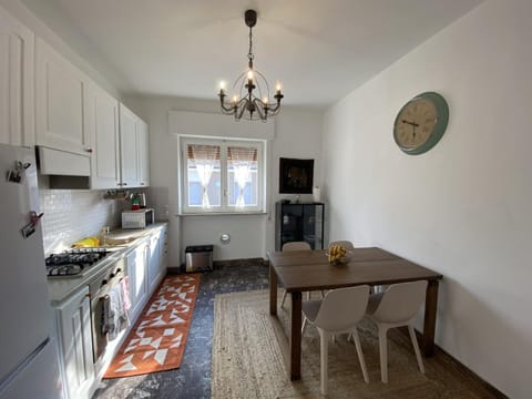 Kitchen or kitchenette, Dining area, dishwasher, pet friendly, stove