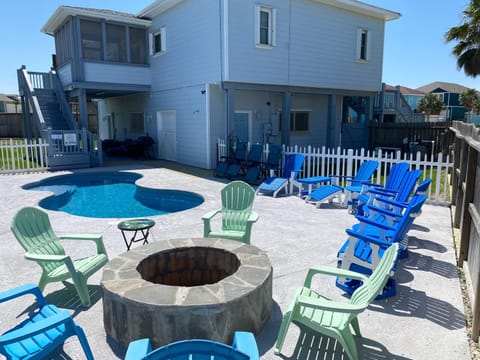 La Ola Vida, 4BD, 4BA, Sleeps 12, Private Pool, 6 Passenger Golf Cart Entire Stay House in Port Aransas