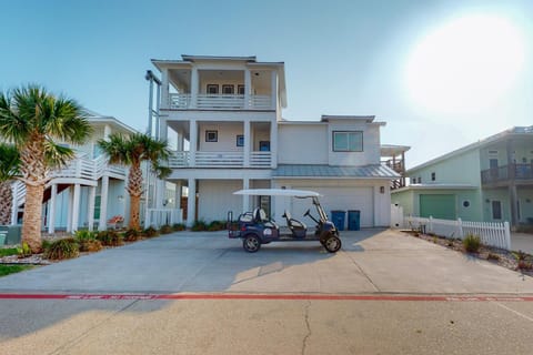 RD226 Luxurious 5 Bedroom Home with Gulf Views, Boardwalk, Private Pool and Golf Cart Included House in Port Aransas