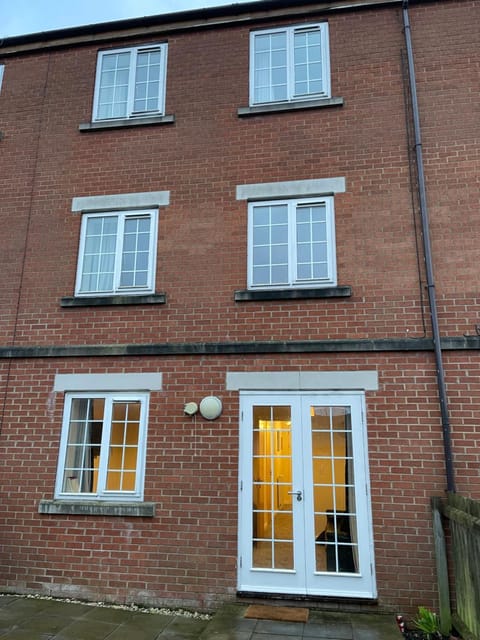 Spacious 8 bed house in central Grimsby House in Grimsby