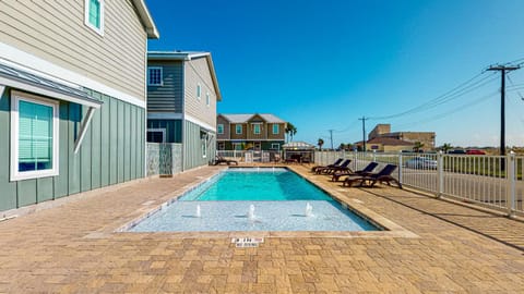 WPV Beautiful Townhome on Mustang Island, Shared Pool and Close to Beach and Restaurants House in North Padre Island