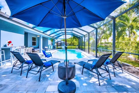 Marked Down! King Bed, BBQ, Pool, PVT Yard & More Moradia in Cape Coral