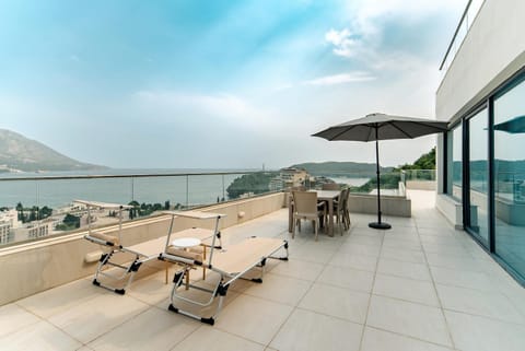 Natural landscape, Balcony/Terrace, Balcony/Terrace, Dining area, Mountain view, Sea view, sunbed