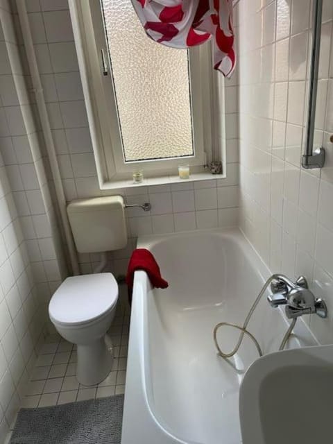 Quet Room in flat,2 station to Messe, free parking,Supermarket near Vacation rental in Frankfurt