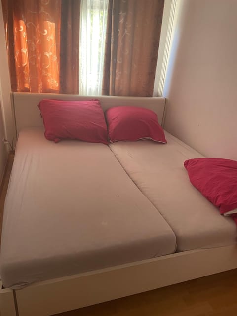 Quet Room in flat,2 station to Messe, free parking,Supermarket near Vacation rental in Frankfurt