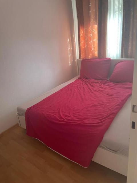 Quet Room in flat,2 station to Messe, free parking,Supermarket near Vacation rental in Frankfurt