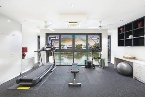 ZenLux: 4BR Bayview Mansion Infinity Pool + Cinema Apartment in Darwin