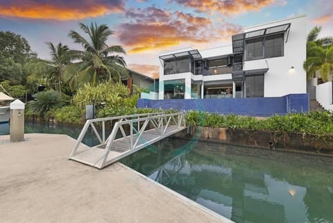 ZenLux: 4BR Bayview Mansion Infinity Pool + Cinema Apartment in Darwin