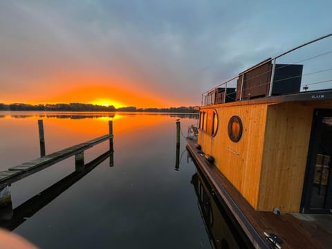 Hausboot JAWE auf der Kleinseenplatte Docked boat in Rheinsberg