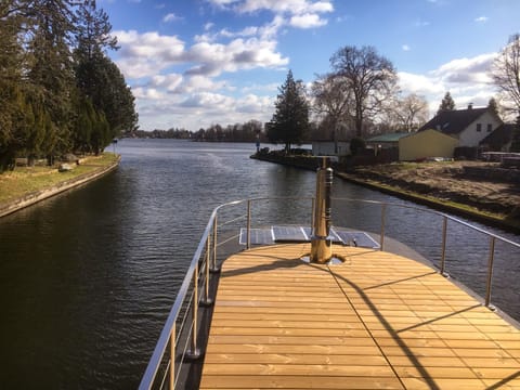 Hausboot JAWE auf der Kleinseenplatte Docked boat in Rheinsberg