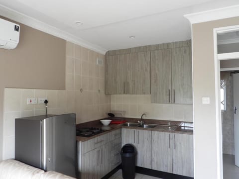 2 bedroomed apartment with en-suite and kitchenette - 2065 Condo in Harare
