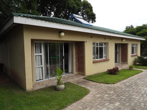 2 bedroomed apartment with en-suite and kitchenette - 2070 Wohnung in Harare